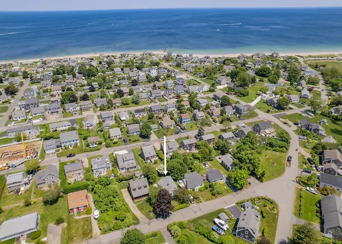 Cozy Town Neck Cape Escape - Pet Friendly